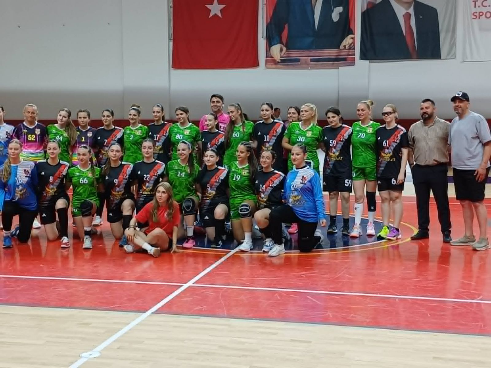 Sahada kızların emeği, şehirde sessizlik var!